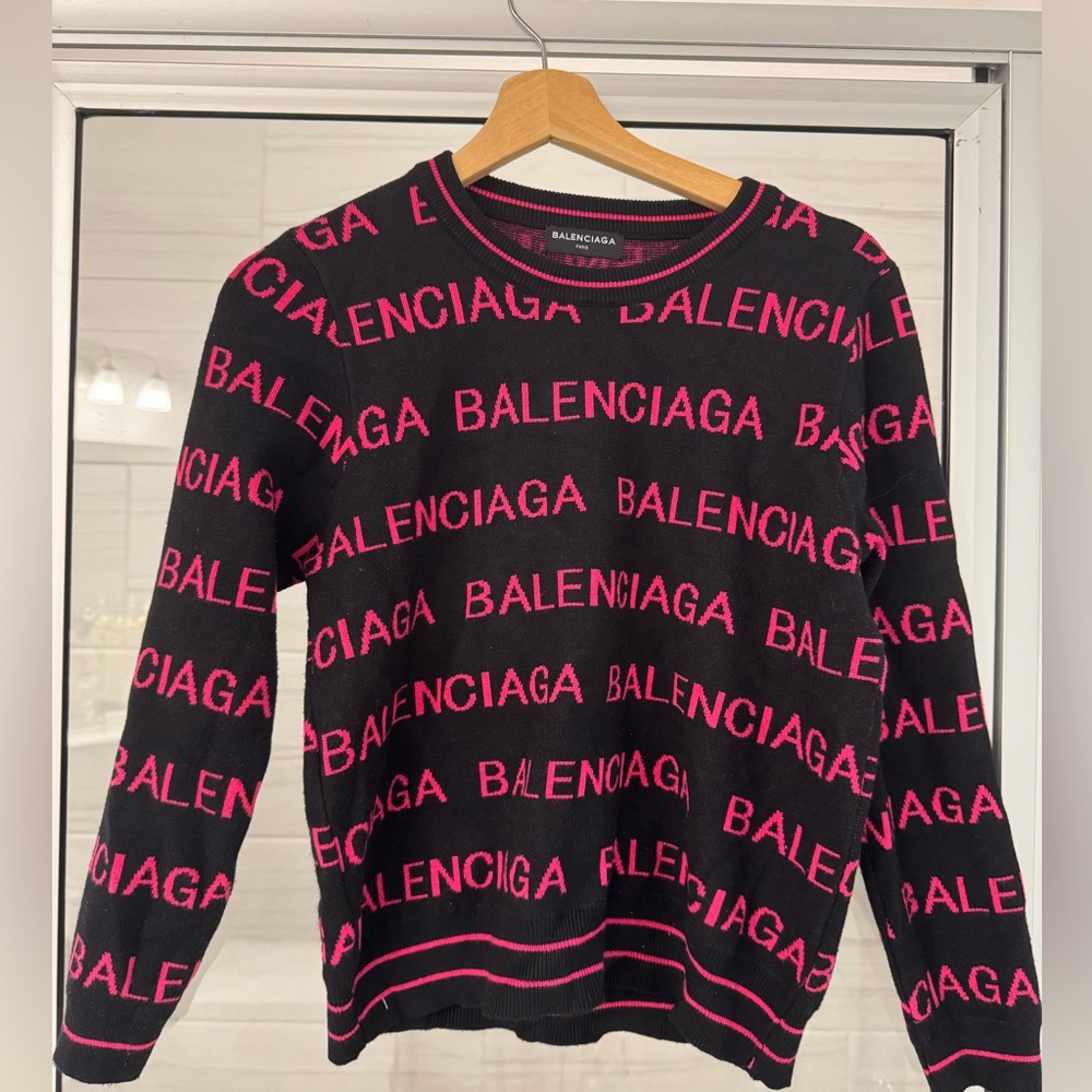 Beautiful sweater in Black and hot pink